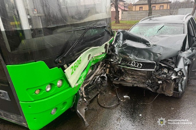 Троє людей постраждали у ДТП за участю Audi та тролейбуса у Харкові